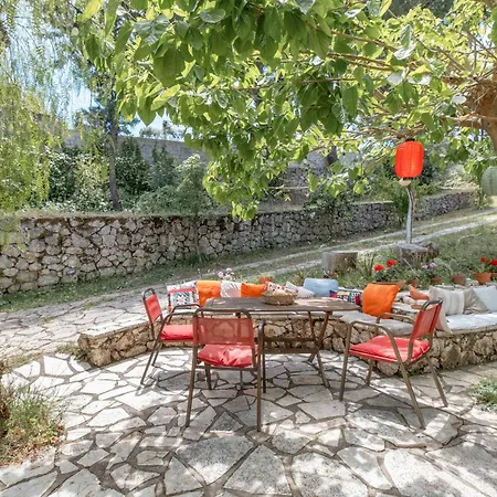 Feriehus Cozy 2-bdrm-house With Garden Katouna