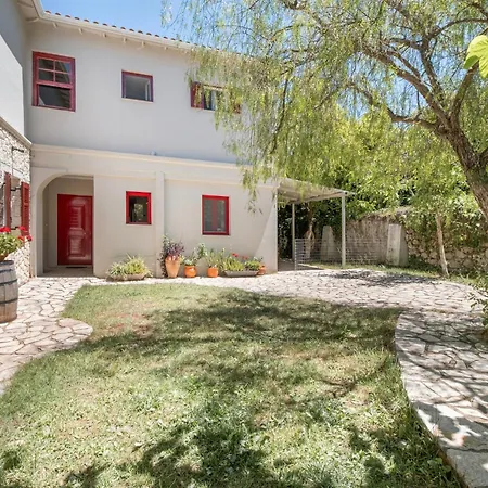 Cozy 2-bdrm-house With Garden בית נופש