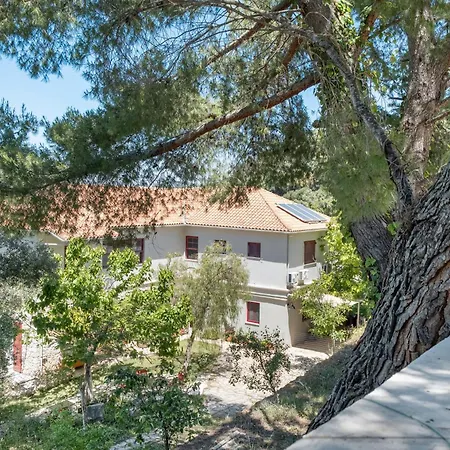 Cozy 2-bdrm-house With Garden Κατούνα