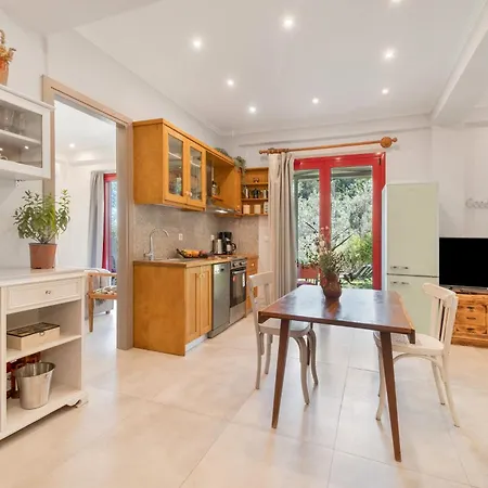 Cozy 2-bdrm-house With Garden Holiday home *