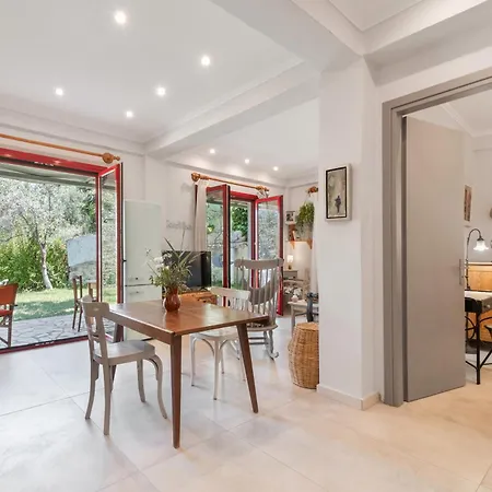 Σπίτι διακοπών Cozy 2-bdrm-house With Garden