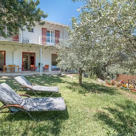Cozy 2-bdrm-house With Garden Holiday home