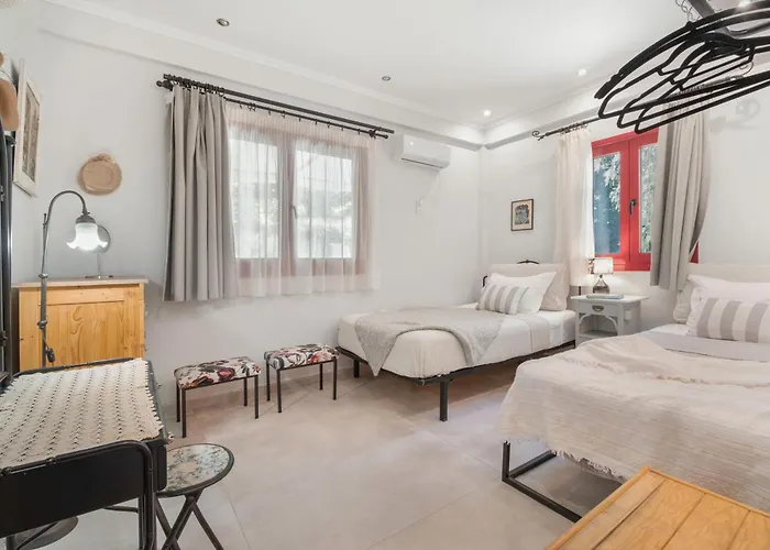 Cozy 2-bdrm-house With Garden Σπίτι διακοπών *