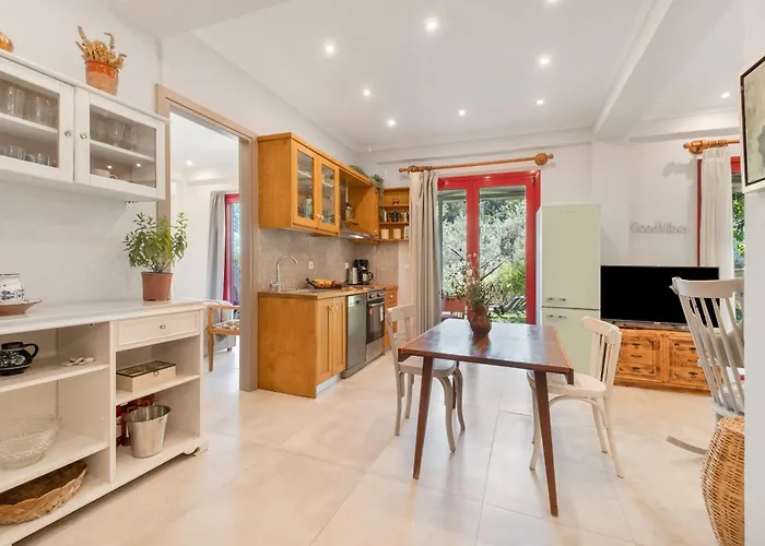 Cozy 2-bdrm-house With Garden Σπίτι διακοπών *