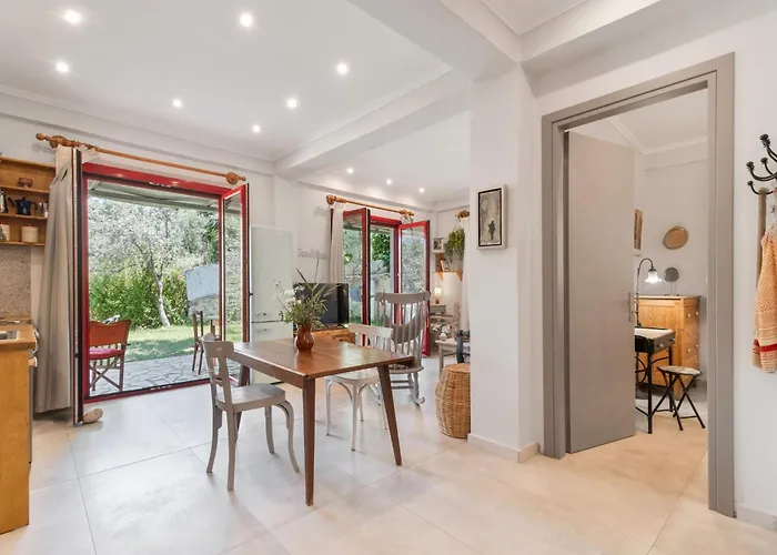 Σπίτι διακοπών Cozy 2-bdrm-house With Garden